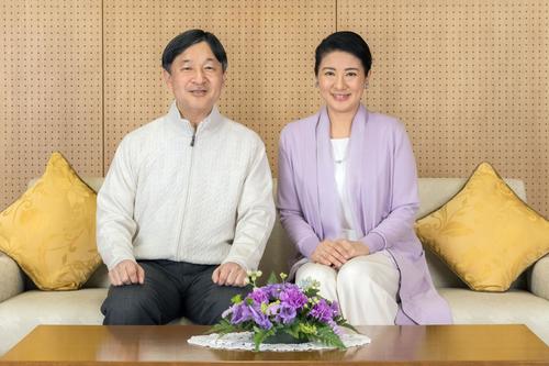 59歳の誕生日を前に、記念撮影される皇太子さまと雅子さま（宮内庁提供）