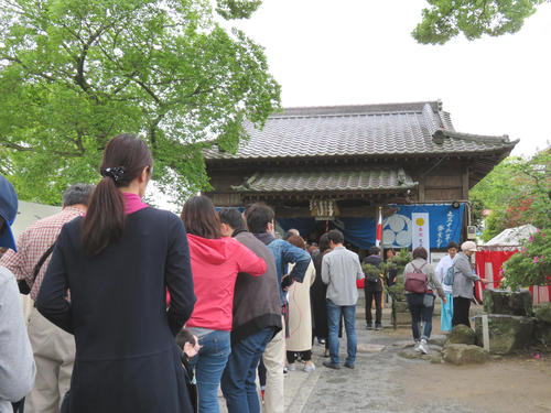 改元当日の1日、参拝客が長蛇の列を作る坂本八幡宮（撮影・村上幸将）