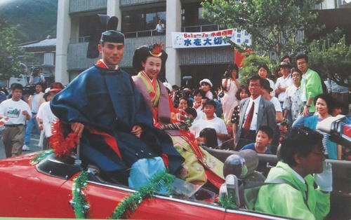 小和田駅で挙式した蜂谷尚士さん、裕子さん夫妻はオープンカーでパレードし、1万を超える人に祝福された
