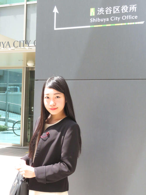 今年3月までアイドルグループ「仮面女子」で「桜雪」として活動し、この日、東京都渋谷区議として初登庁した橋本ゆき氏（撮影・近藤由美子）