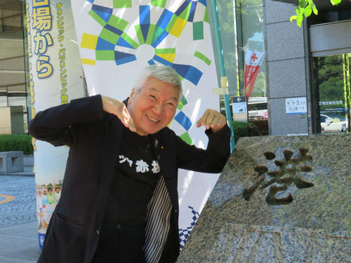 港区議として初登庁し、区役所前でスマイルポーズを披露するマック赤坂氏（撮影・村上幸将）