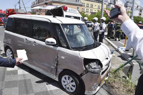 信号待ちをしていた保育園児らの列に突っ込んだ軽自動車