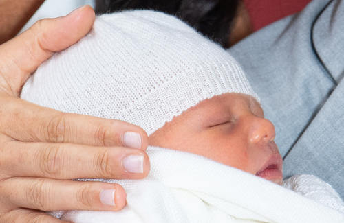6日に誕生した第1子の男児（ロイター）