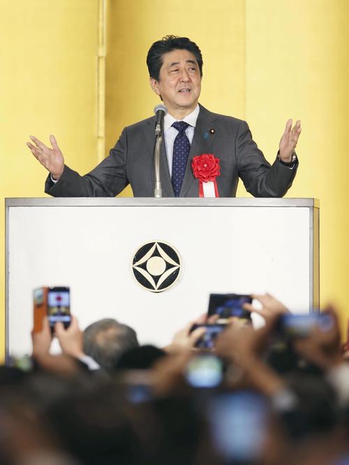 自民党二階派のパーティーであいさつする安倍首相（共同）