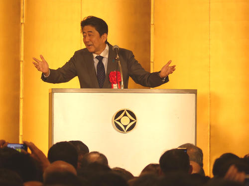 二階派パーティーであいさつする安倍晋三首相