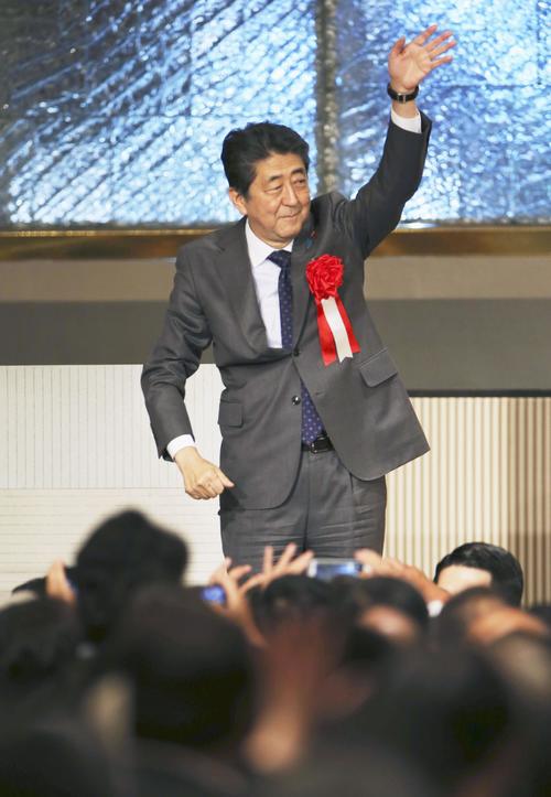 自民党二階派のパーティーであいさつし、引き揚げる安倍首相（共同）