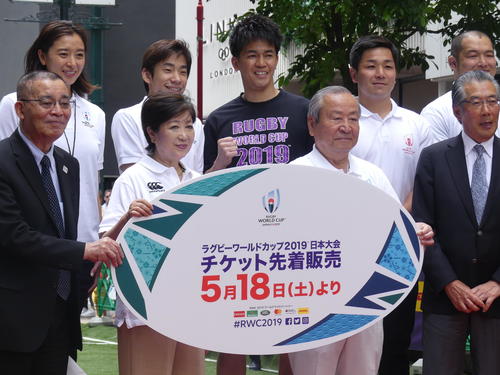 18日からのチケット先着発売を前にしたイベントに参加した小池百合子都知事と、組織委員会の嶋津昭事務総長。後方中央は武井壮