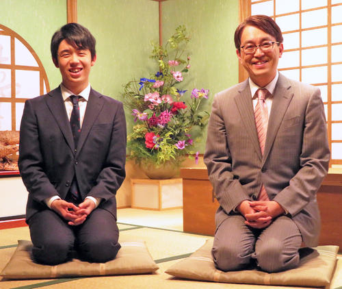 「AbemaTV」の対局企画「第2回AbemaTVトーナメント」の収録に参加した藤井聡太七段（左）と解説者として参加した羽生善治九段（撮影・近藤由美子）
