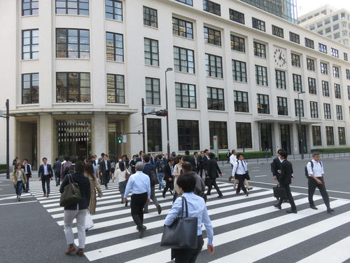 10日、10連休明けに東京・丸の内のオフィス街を行き交う会社員ら