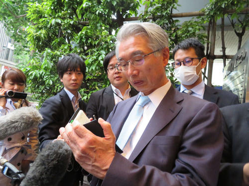 報道陣の質問に日程を確認する弘中惇一郎弁護士（撮影・村上幸将）