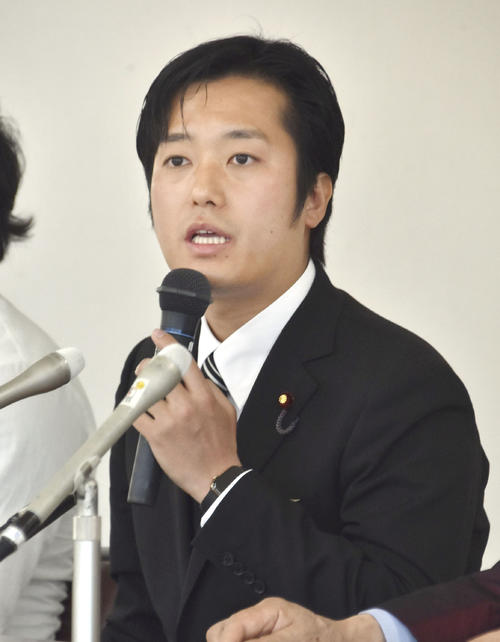 記者会見で北方領土へのビザなし交流訪問団に同行した際の発言や行動について説明する丸山穂高衆院議員（共同）