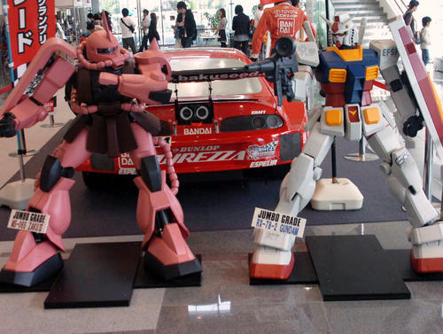 ガンダム（右）とシャア専用ザク