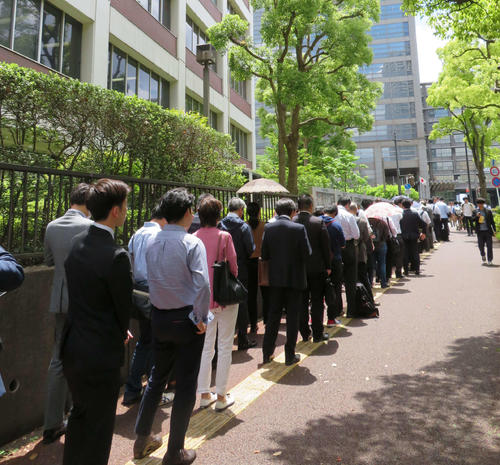 リストバンド型整理券を求め、千葉地裁周辺に並んだ長蛇の列（撮影・村上幸将）