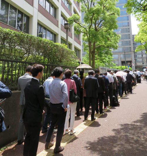 リストバンド型整理券を求め、千葉地裁周辺にできた長蛇の列（撮影・村上幸将）