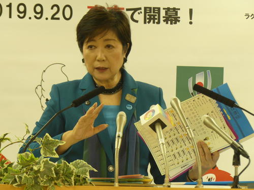 定例会見に臨む小池百合子都知事