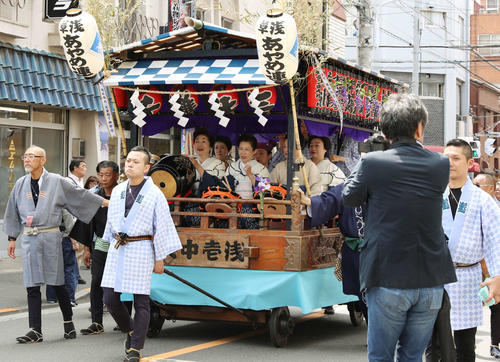 三社祭の大行列で囃子を演奏する浅草三社囃子あやめ連（撮影・青山麻美）
