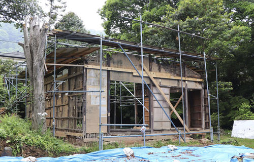 老朽化が目立つ鈴木屋敷（共同）
