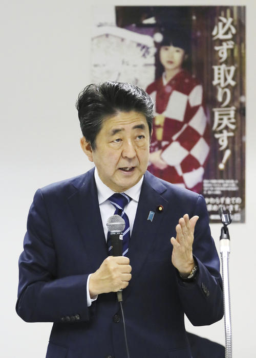 拉致被害者家族と面会し、あいさつする安倍首相（代表撮影）