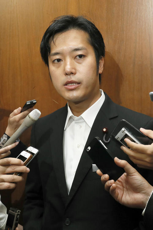 記者団の取材に応じる丸山穂高衆院議員（共同）