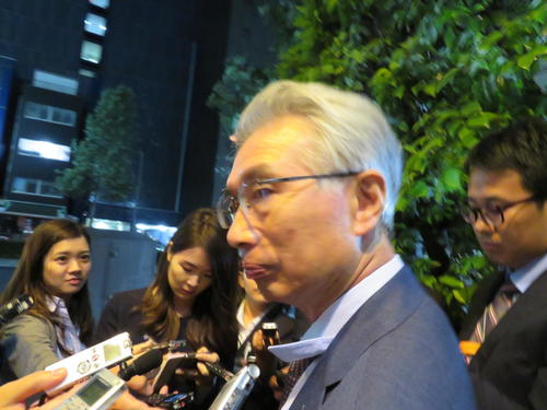 報道陣の囲み取材に応じる弘中惇一郎弁護士（撮影・村上幸将）