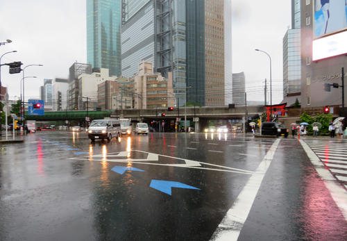 トラックが歩行者をはねるなどの事故が発生した東京・新橋の交差点（撮影・村上幸将）