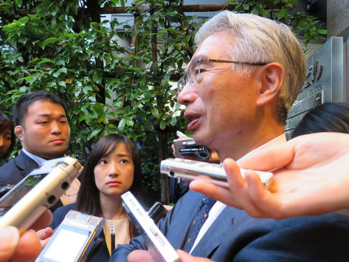 報道陣の囲み取材に応じる弘中惇一郎弁護士（撮影・村上幸将）