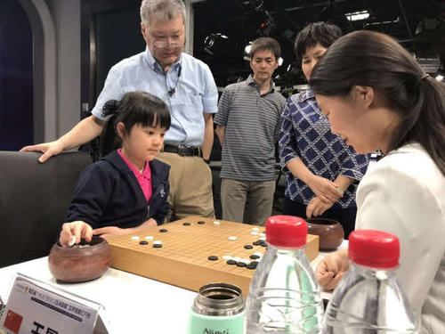 第4回夢百合杯世界囲碁オープン戦の統合予選で王晨星五段（右）と対局する仲邑菫初段（日本棋院提供）