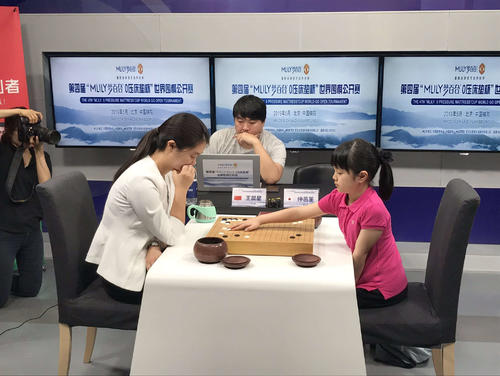 第4回夢百合杯世界囲碁オープン戦の統合予選で王晨星五段（左）と対局する仲邑菫初段（日本棋院提供）