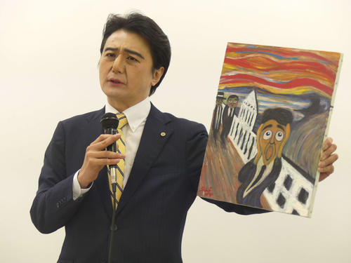 ムンクの「叫び」と安倍首相をモチーフにしたパロディー画を披露する福本ヒデ