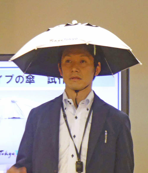 かぶる傘の拡大写真
