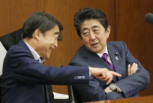 衆院厚労委に臨む根本厚労相（左）と安倍首相（共同）
