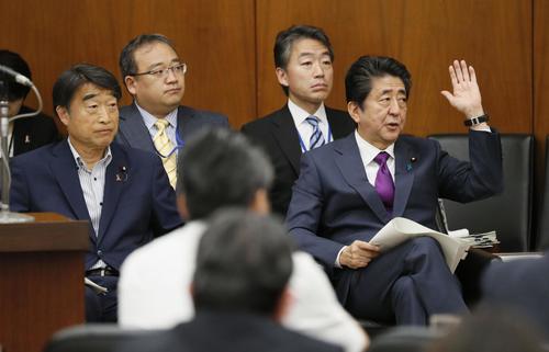 衆院厚労委で答弁のため挙手する安倍首相（右端）（共同）