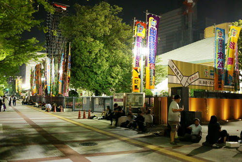 国技館前に前日から並ぶ観客たち（撮影・河田真司）