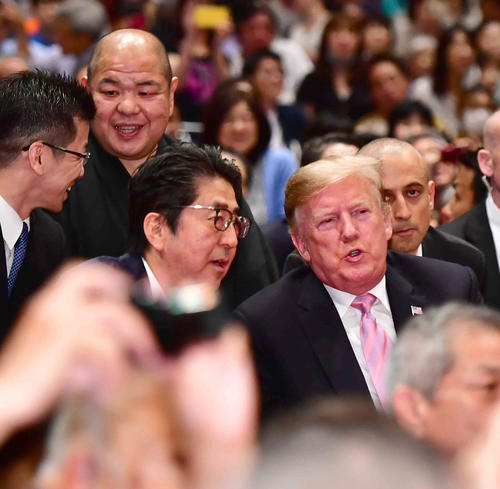 大相撲夏場所千秋楽を観戦する安倍首相（左）とトランプ米大統領。後方は八角理事長