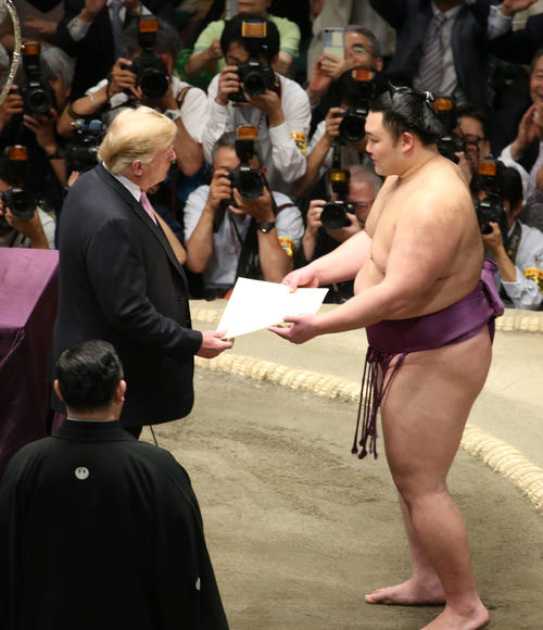 アメリカ合衆国大統領杯授与式でトランプ米大統領（左）から賞状を受け取る朝乃山（撮影・河田真司）