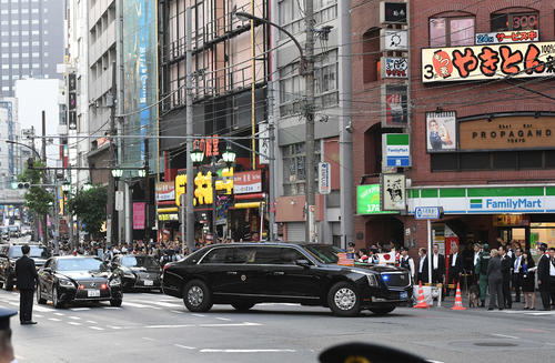 外苑東通りを通り、会食が行われる店へ向かう、トランプ米大統領が乗っていると思われる車（撮影・鈴木みどり）