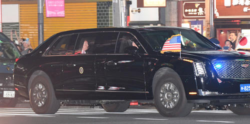 安倍首相との会食を終え、専用車で移動するトランプ米大統領（撮影・鈴木みどり）