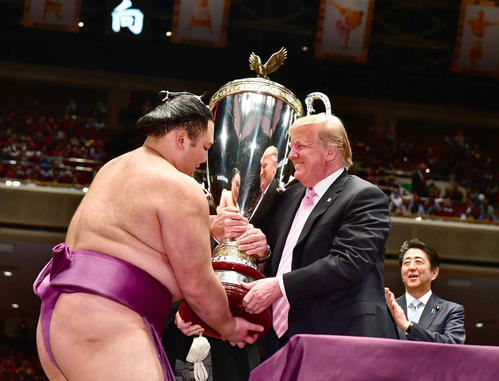 トランプ米大統領（中央）はアメリカ合衆国大統領杯を幕内優勝者の朝乃山（左）に授与する。右は安倍晋三首相（撮影・小沢裕）
