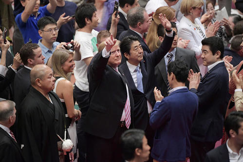 大相撲夏場所千秋楽　国技館に登場したトランプ米大統領（中央左）と安倍晋三首相（同右）（撮影・加藤諒）
