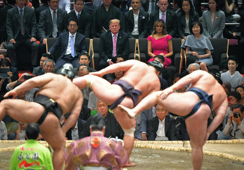 三役の土俵入りを枡席で観戦する、（奥左から）安倍晋三首相、トランプ米大統領、メラニア夫人、安倍昭恵夫人（代表撮影）