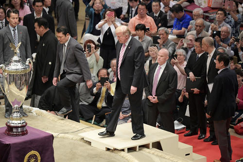 黒いスリッパをはいて土俵に上がる米国のドナルド・トランプ大統領（撮影・加藤諒）