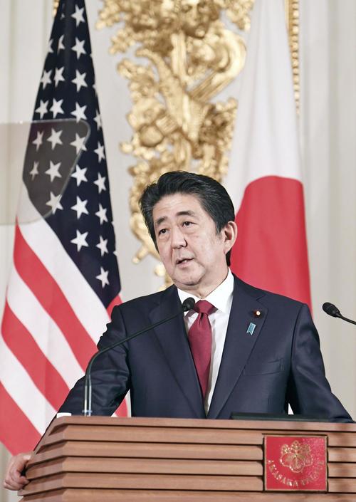 共同記者会見する安倍首相（共同）