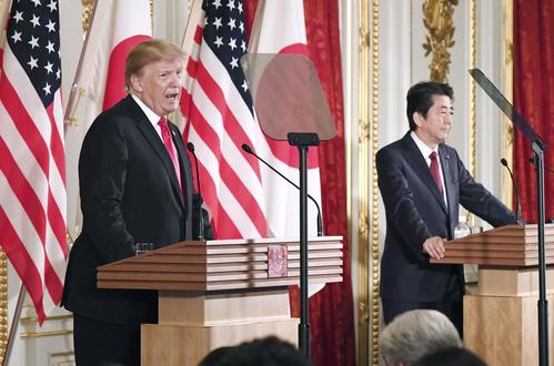 共同記者会見するトランプ米大統領（左）と安倍首相（共同）