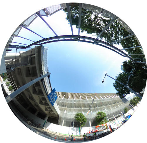 新国立競技場を360度カメラ「THETA」で撮影。左手前は東京体育館に通じる建設中の高架橋（撮影・鹿野芳博）