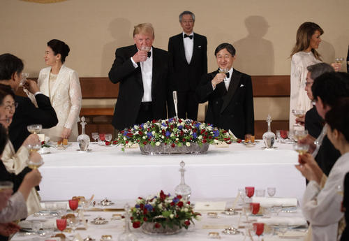 宮中晩さん会で乾杯される天皇陛下とトランプ大統領（AP）