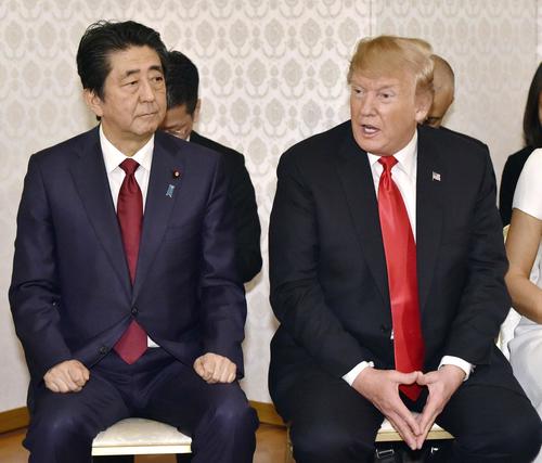 拉致被害者家族と面会するトランプ米大統領。左は安倍首相（代表撮影）