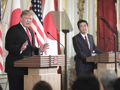 共同記者会見に臨んだトランプ大統領（左）と安倍首相（AP）