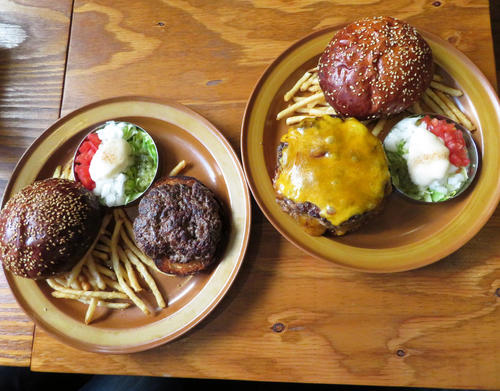 トランプ米大統領が完食した「THE　BURGER　SHOP」の特製ダブルチーズバーガー（右）。左はレギュラーサイズの「ザ・ハンバーガー」（撮影・近藤由美子）