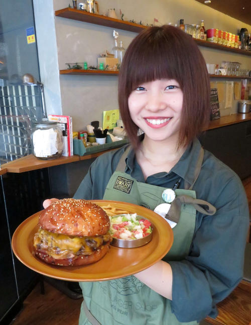 トランプ米大統領が完食した「THE　BURGER　SHOP」特製ダブルチーズバーガーの調理スタッフの1人、東野優樹さん（撮影・近藤由美子）