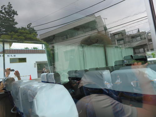 登戸駅の近くで男に刺された小学生が乗っていたカリタス小学校の通学バス車内（撮影・村上幸将）